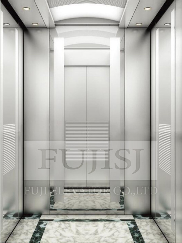 Thang máy được trang trí sang trọng