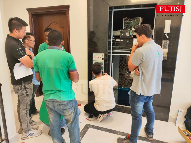 Thang máy “già cỗi”, nên sửa chữa hay thay thế?